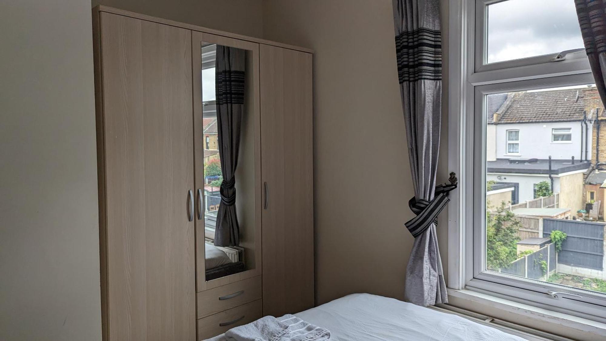 Casa de Férias 3 Bedroom House,4beds, 2 Baths Ilford ,12 Mins To Stratford Londres
