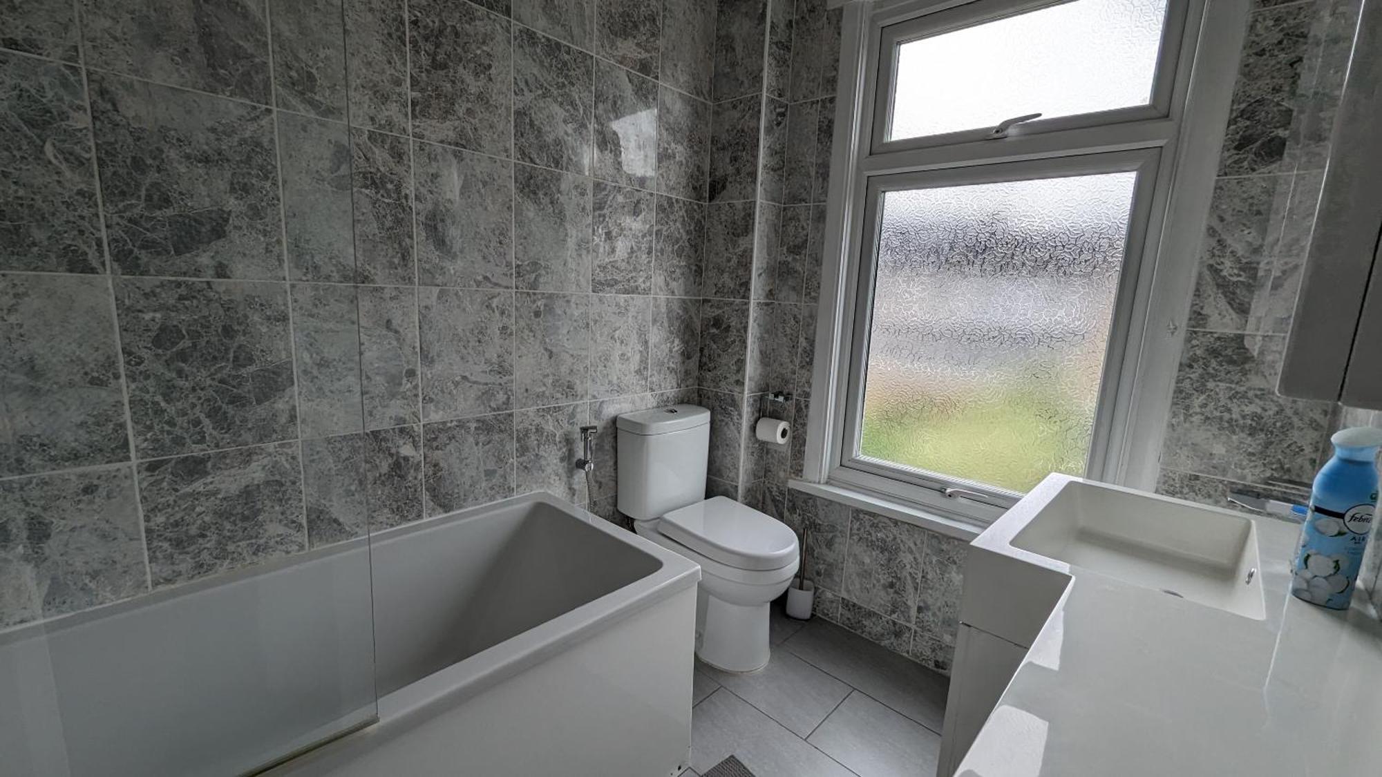 3 Bedroom House,4beds, 2 Baths Ilford ,12 Mins To Stratford * Londres