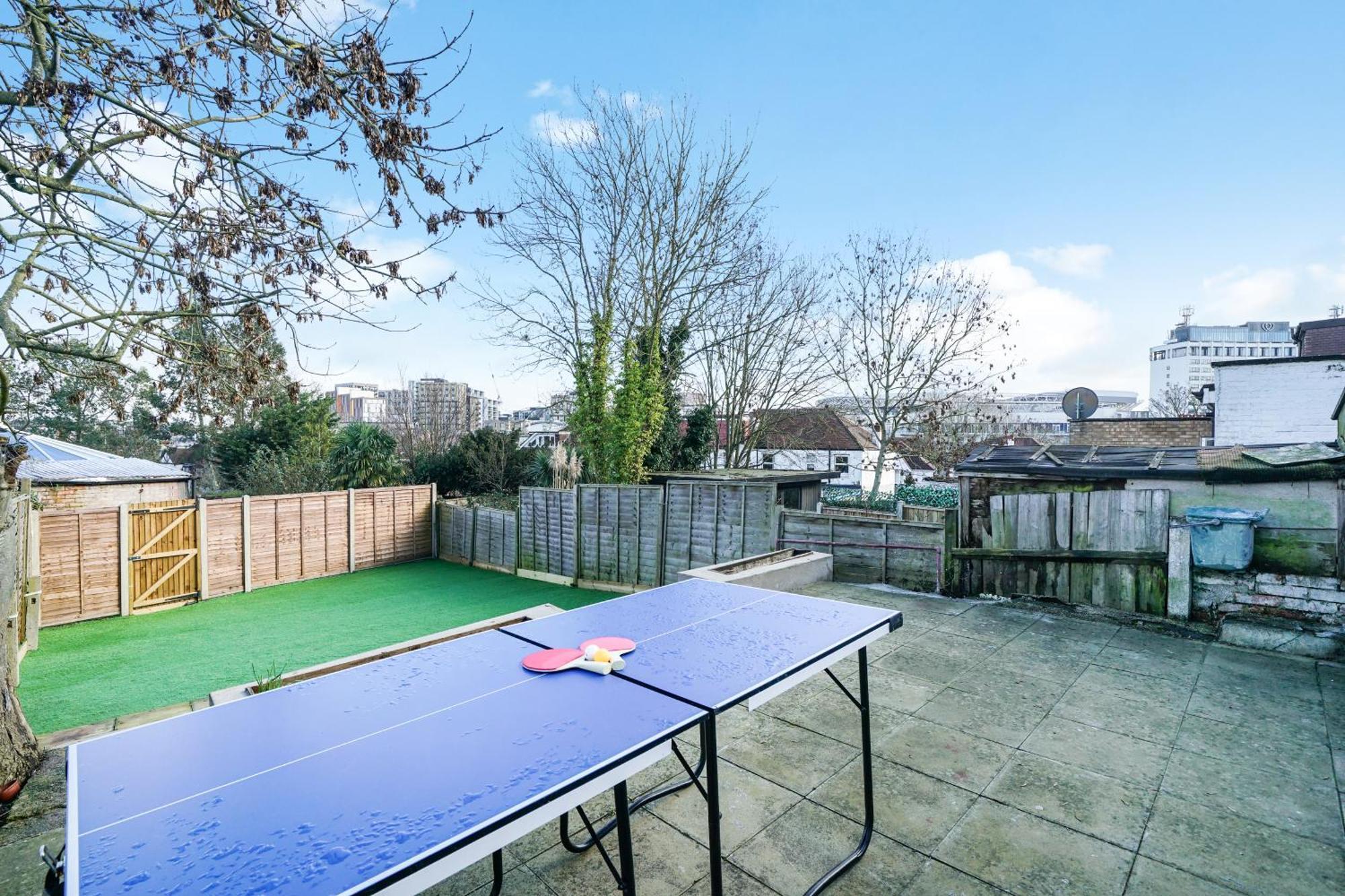 Luxurious House In Wembley - Garden *