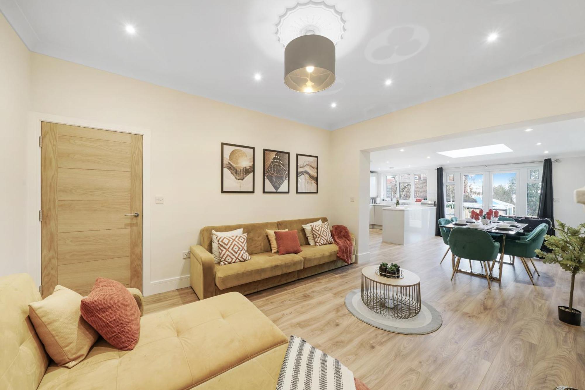 Luxurious House In Wembley - Garden London
