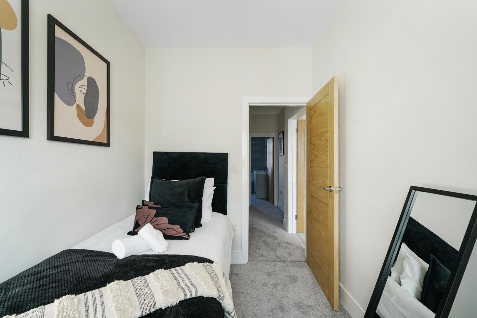 Luxurious House In Wembley - Garden *