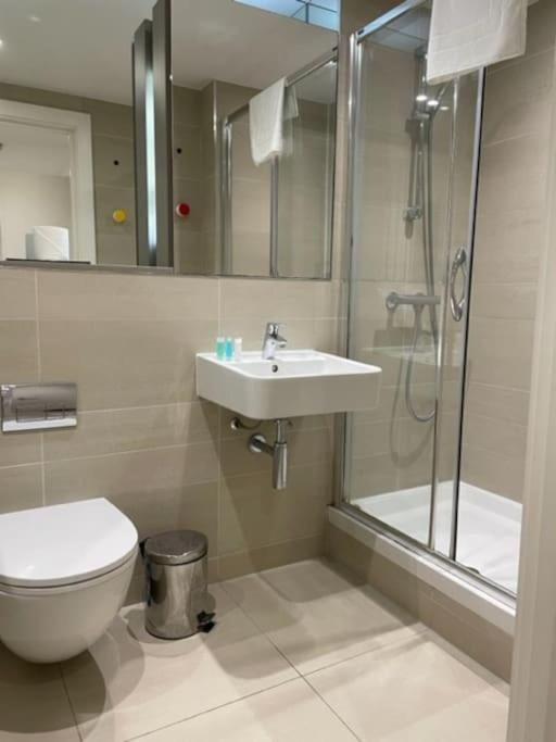 2bed 2bath -pool, Balcony, Gym Lift * Londres