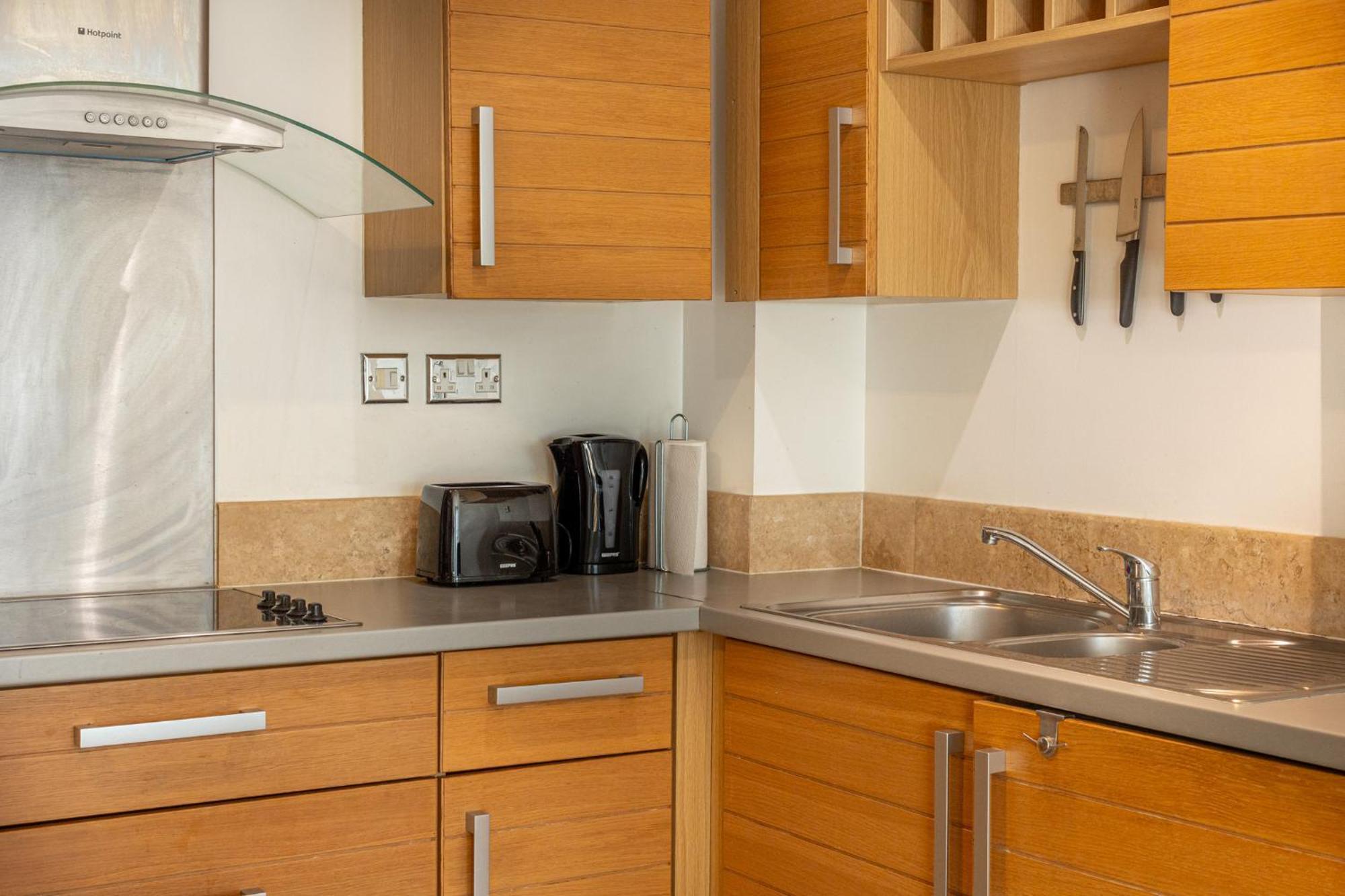 Affordable & Modern 1 Bedroom Canary Wharf Apartment London