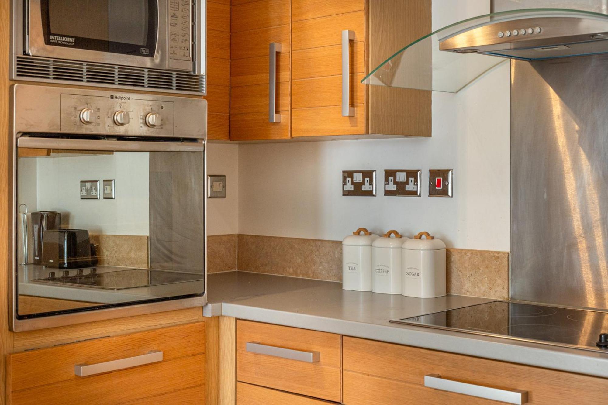 Affordable & Modern 1 Bedroom Canary Wharf Apartment *