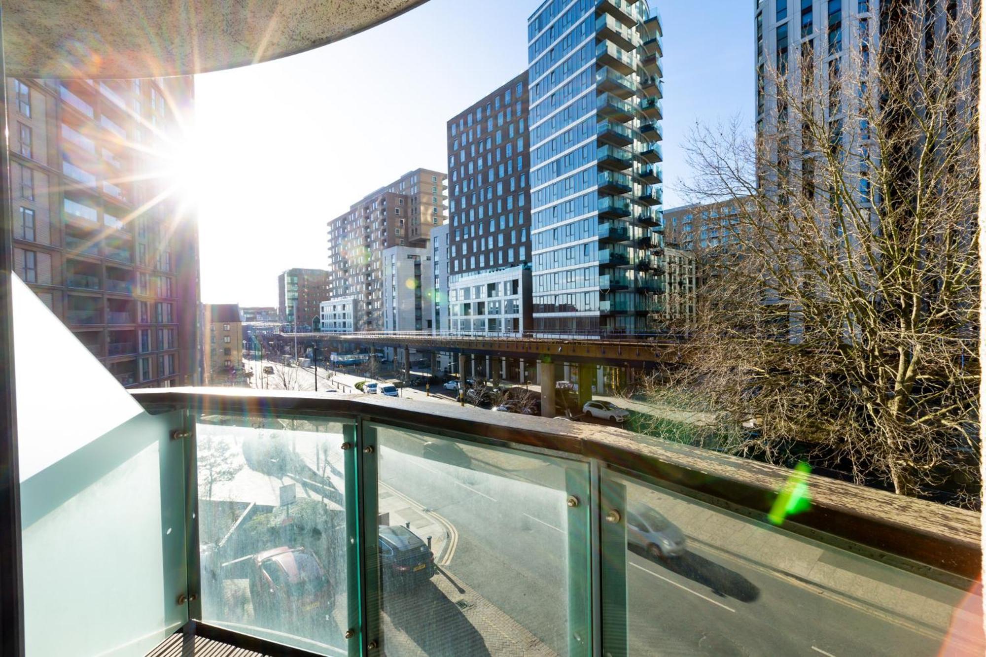 Affordable & Modern 1 Bedroom Canary Wharf Apartment London