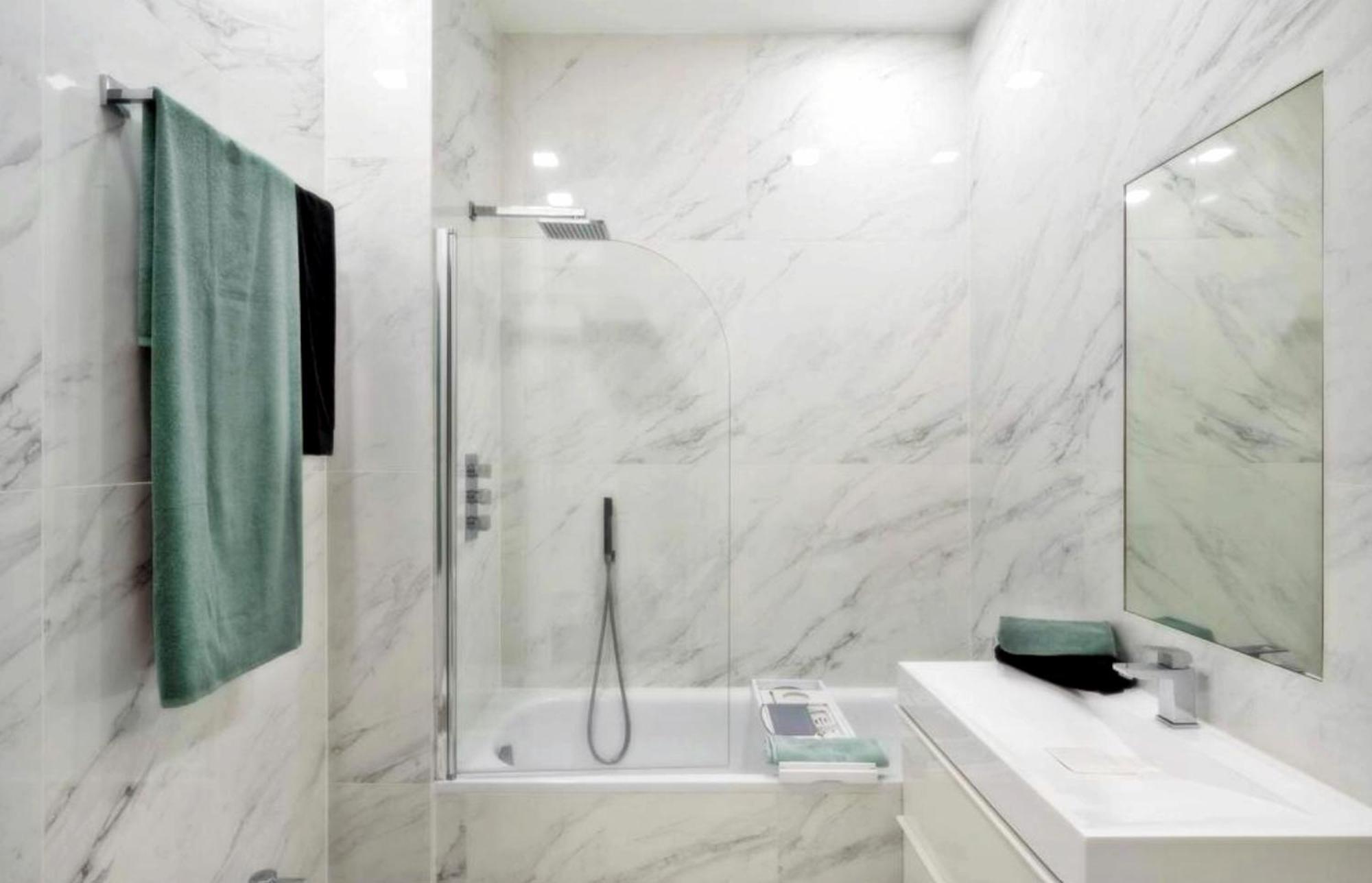 Lovely Four Bedroom Parking Available Appartement *
