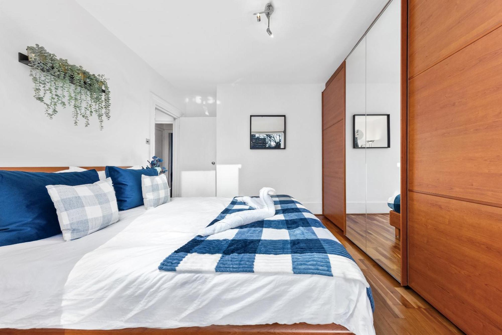 Balcony Blue Theme 1 Bedroom Luxury Flat Near Hyde Park! Accommodates Up To 6! Double Sofa Bed And Next To Station! Apartamento