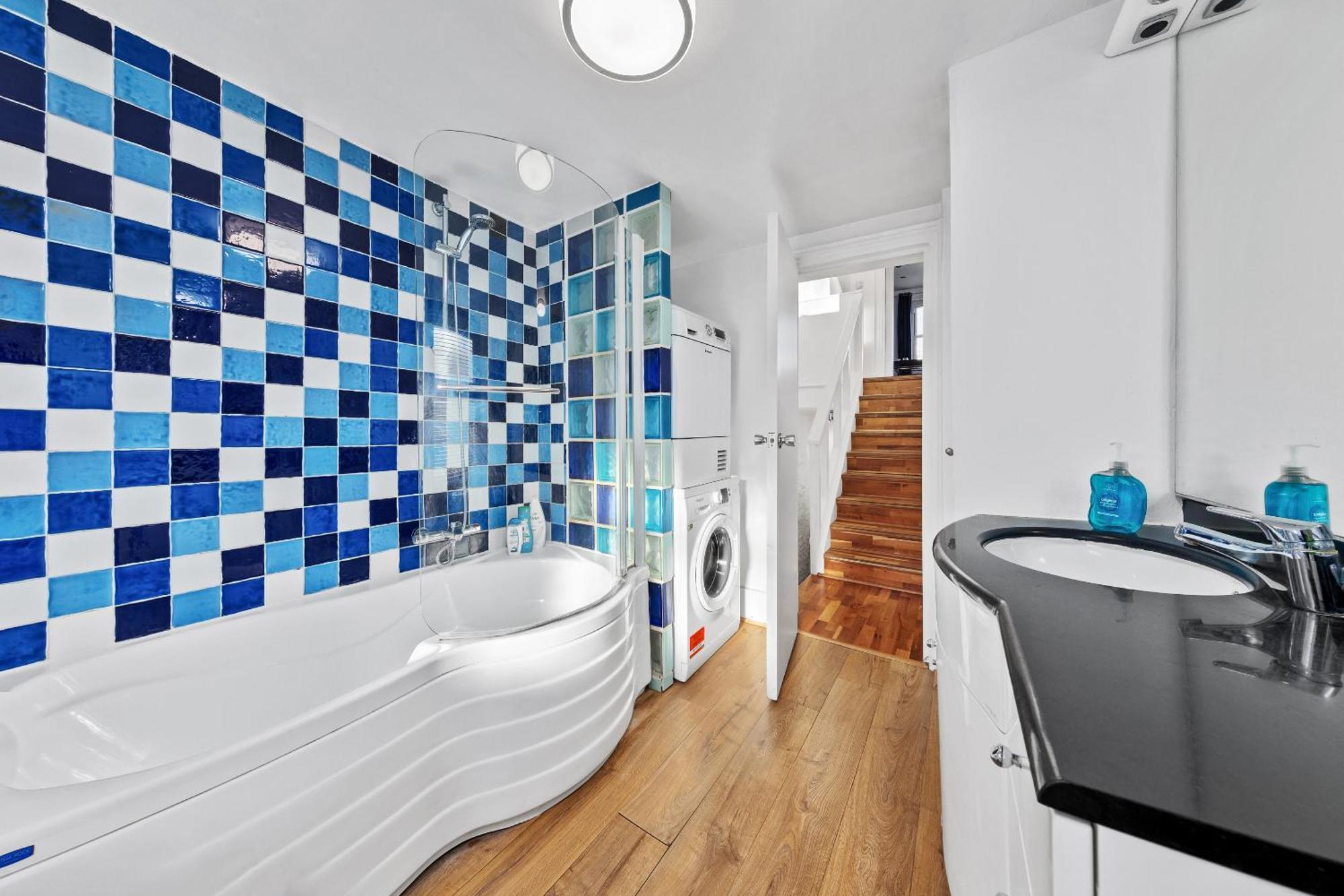 Apartamento Balcony Blue Theme 1 Bedroom Luxury Flat Near Hyde Park! Accommodates Up To 6! Double Sofa Bed And Next To Station!