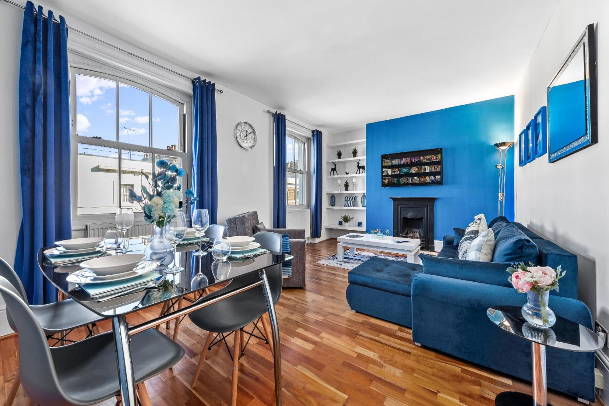 Balcony Blue Theme 1 Bedroom Luxury Flat Near Hyde Park! Accommodates Up To 6! Double Sofa Bed And Next To Station! Londres