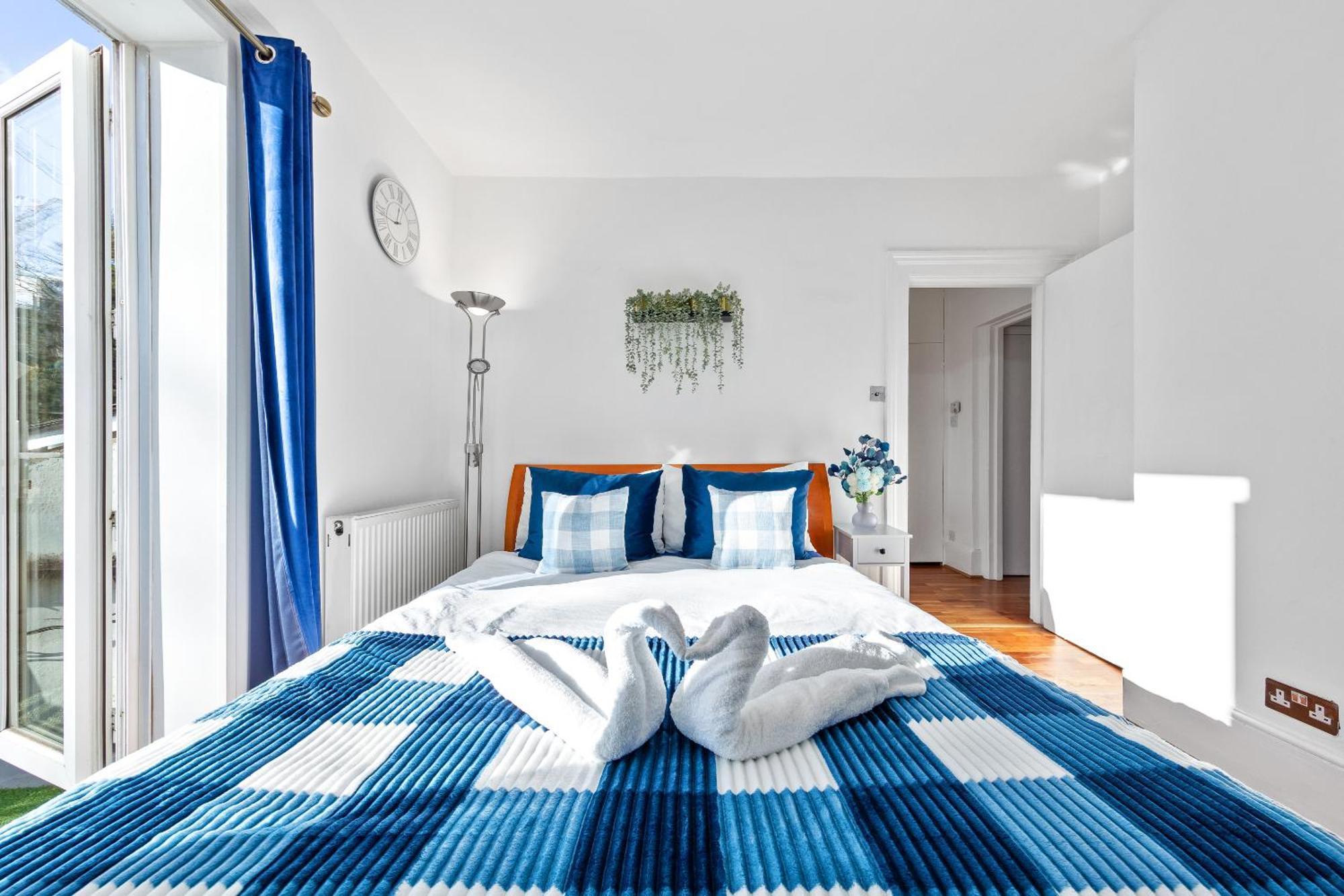 Balcony Blue Theme 1 Bedroom Luxury Flat Near Hyde Park! Accommodates Up To 6! Double Sofa Bed And Next To Station! * Londres