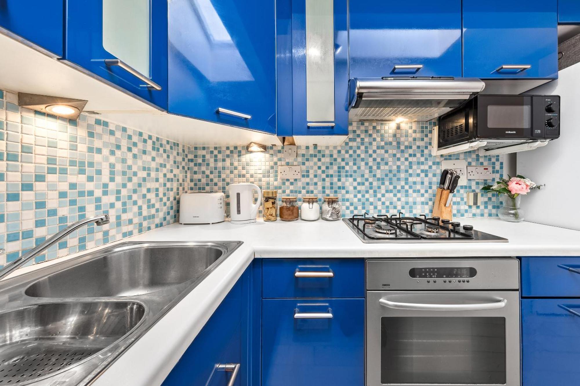 Balcony Blue Theme 1 Bedroom Luxury Flat Near Hyde Park! Accommodates Up To 6! Double Sofa Bed And Next To Station! *