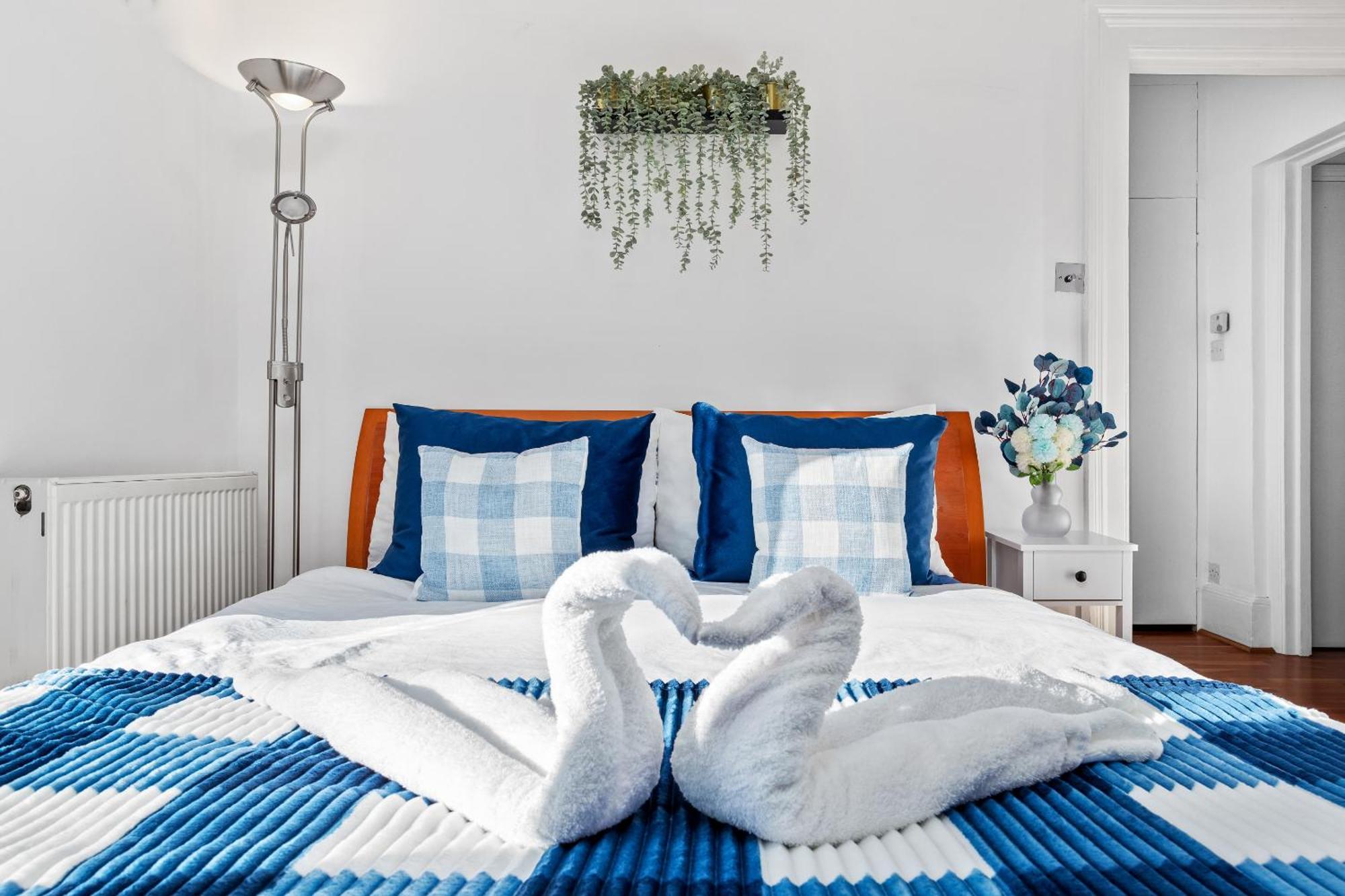 Balcony Blue Theme 1 Bedroom Luxury Flat Near Hyde Park! Accommodates Up To 6! Double Sofa Bed And Next To Station! * London