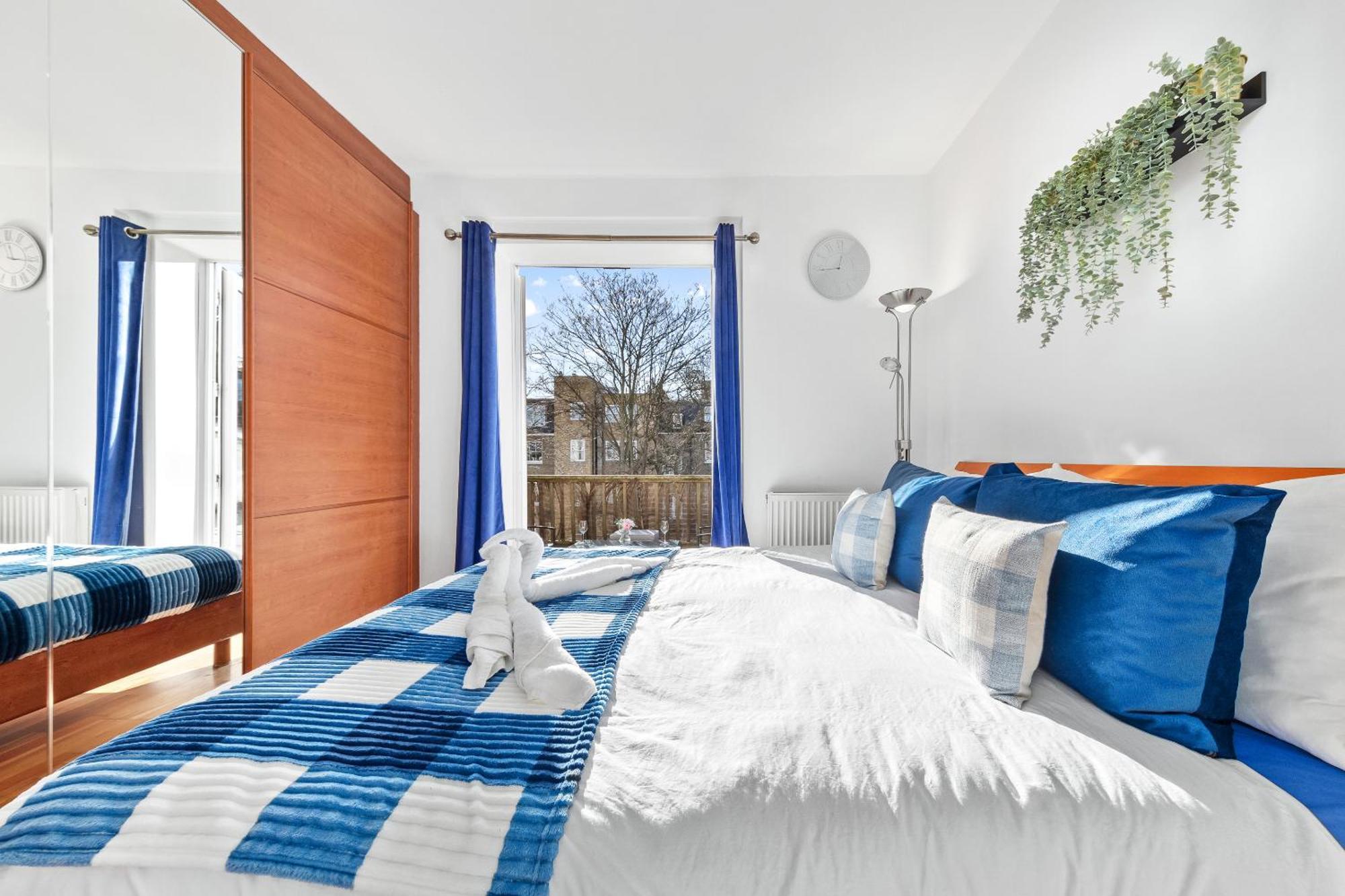 Balcony Blue Theme 1 Bedroom Luxury Flat Near Hyde Park! Accommodates Up To 6! Double Sofa Bed And Next To Station! Londres