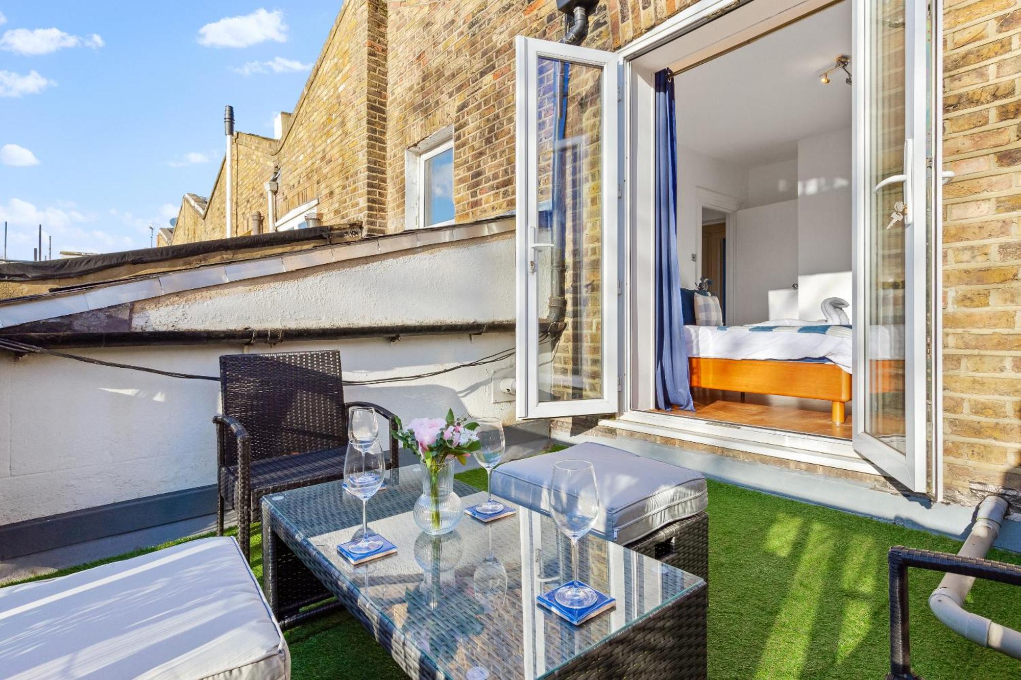 Apartamento Balcony Blue Theme 1 Bedroom Luxury Flat Near Hyde Park! Accommodates Up To 6! Double Sofa Bed And Next To Station! *
