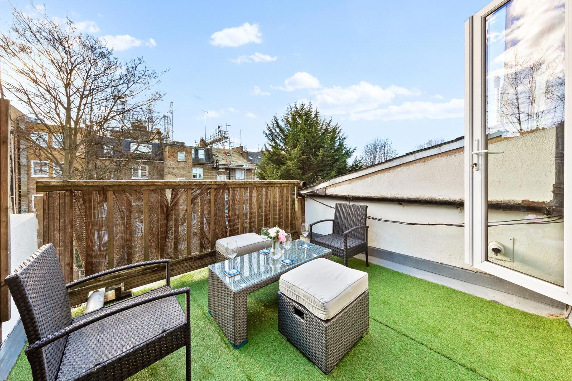 Balcony Blue Theme 1 Bedroom Luxury Flat Near Hyde Park! Accommodates Up To 6! Double Sofa Bed And Next To Station! * Londres