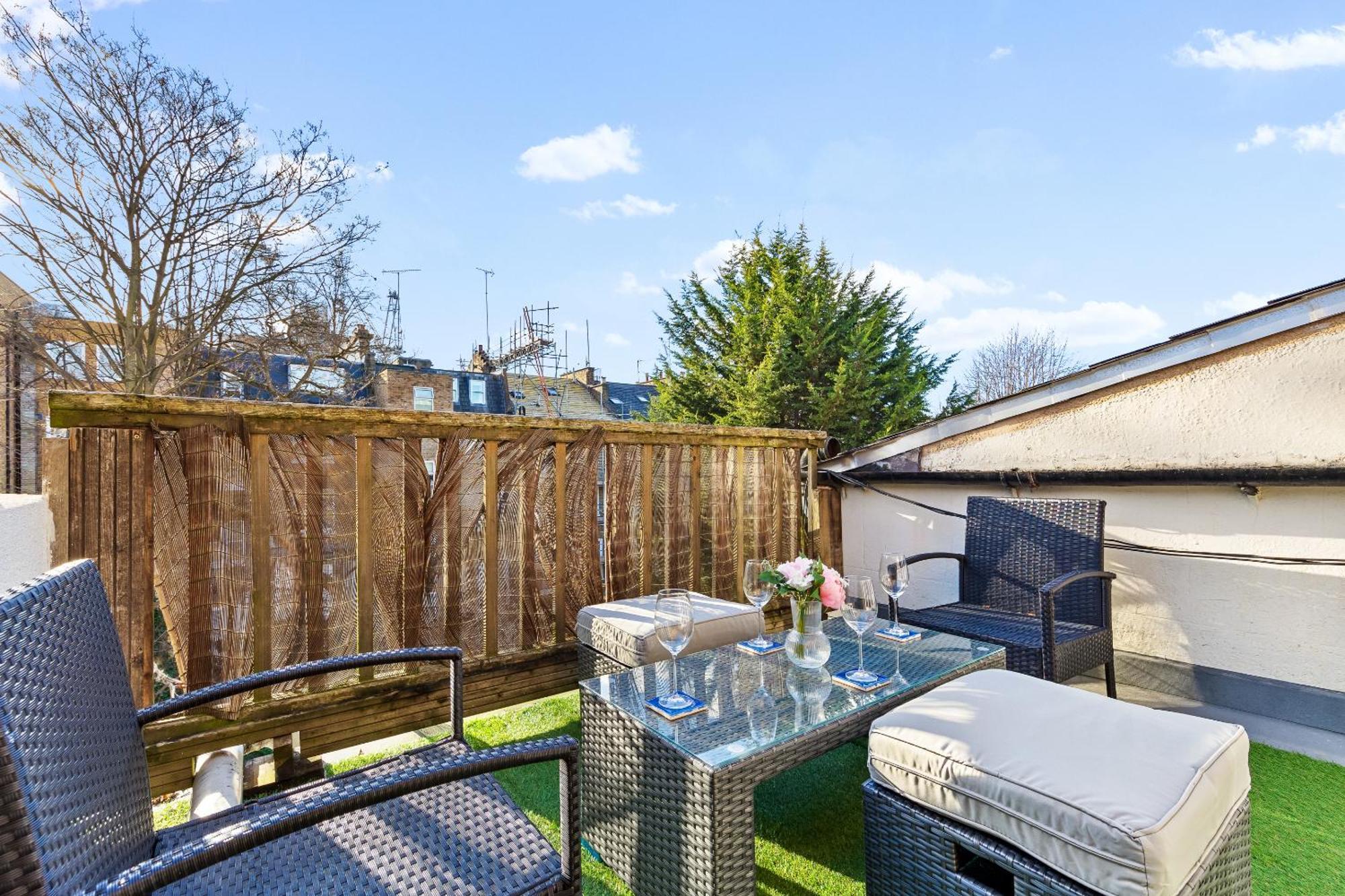 Balcony Blue Theme 1 Bedroom Luxury Flat Near Hyde Park! Accommodates Up To 6! Double Sofa Bed And Next To Station! Londres