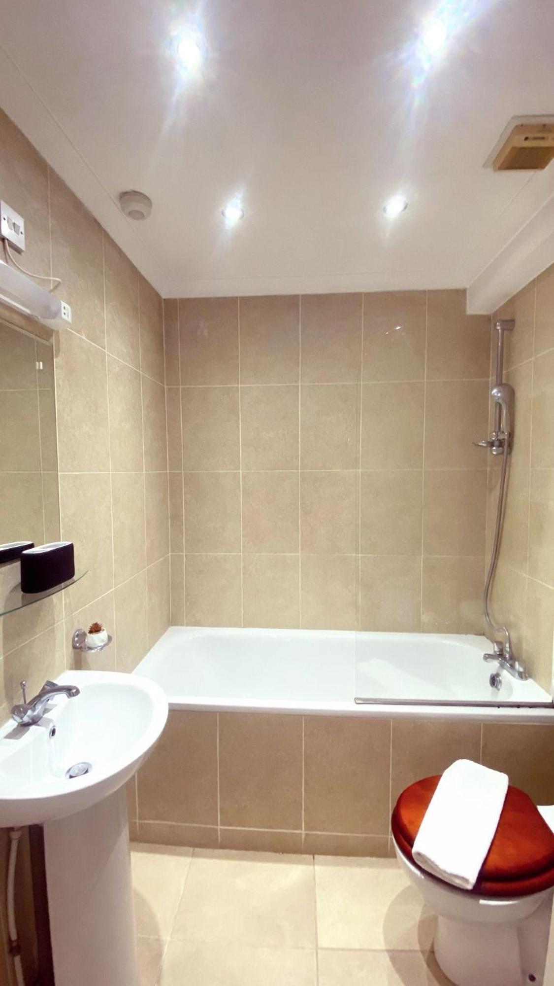 Uk Chaps Retreat: 2 Bedroom - 2bathroom * Londres