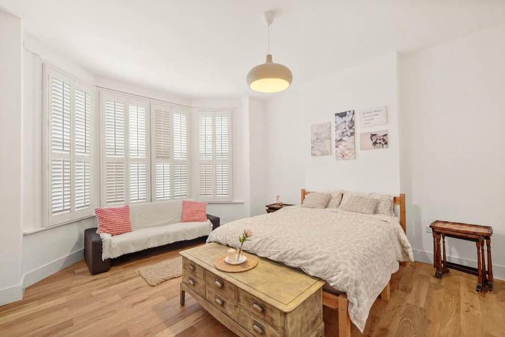 Stunning 2 Bedroom Flat & Garden, * Londen