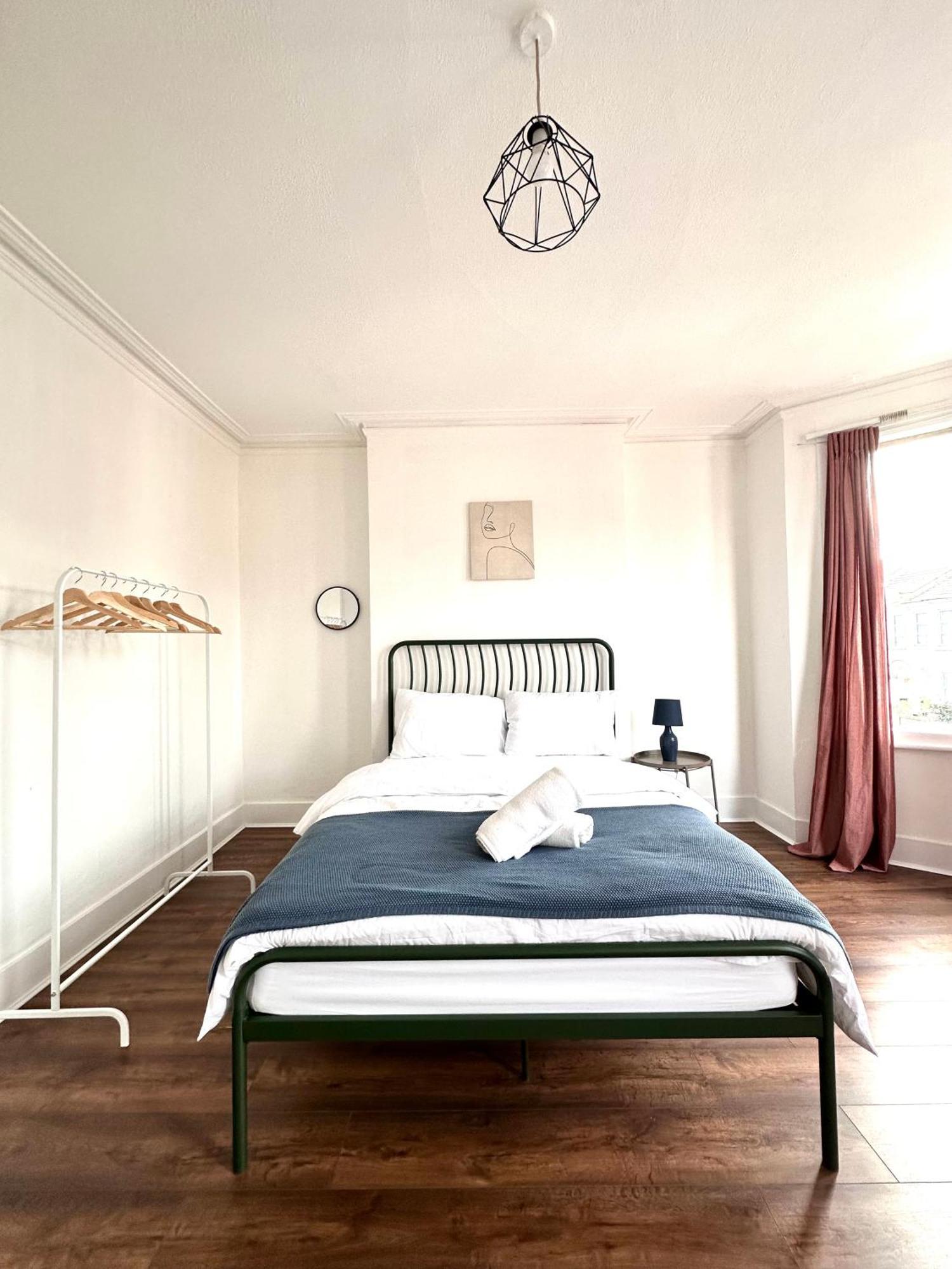 Charming, Renovated In Willesden Londres