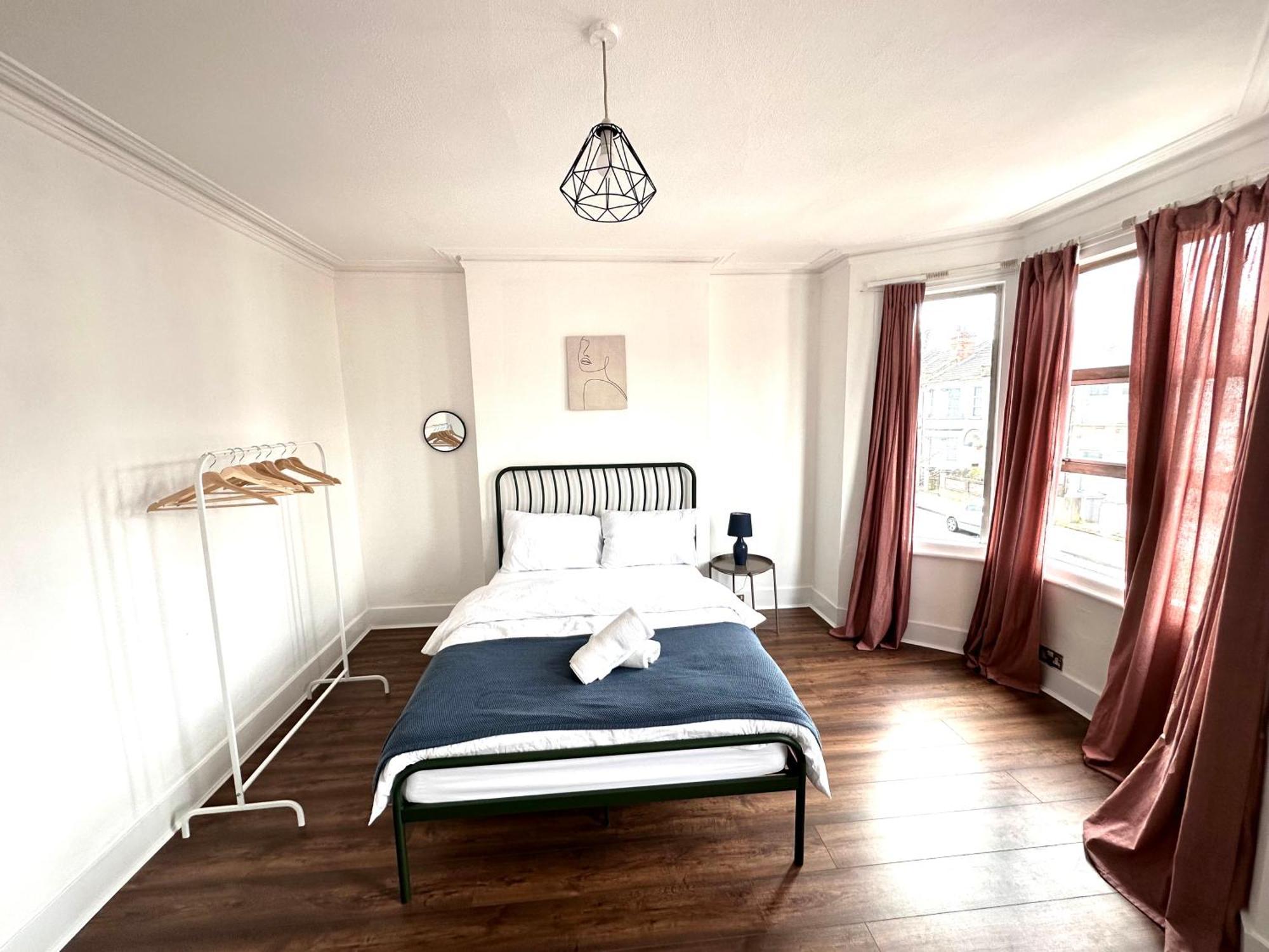 Charming, Renovated In Willesden Hébergement de vacances
