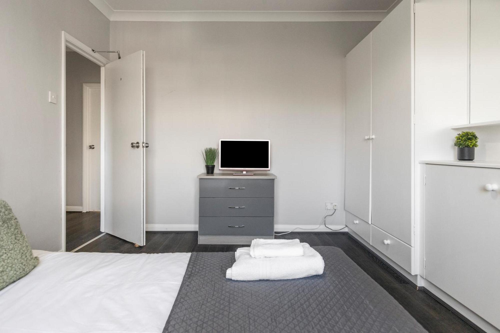 Chrystal Palace With Free Parking Lambeth *
