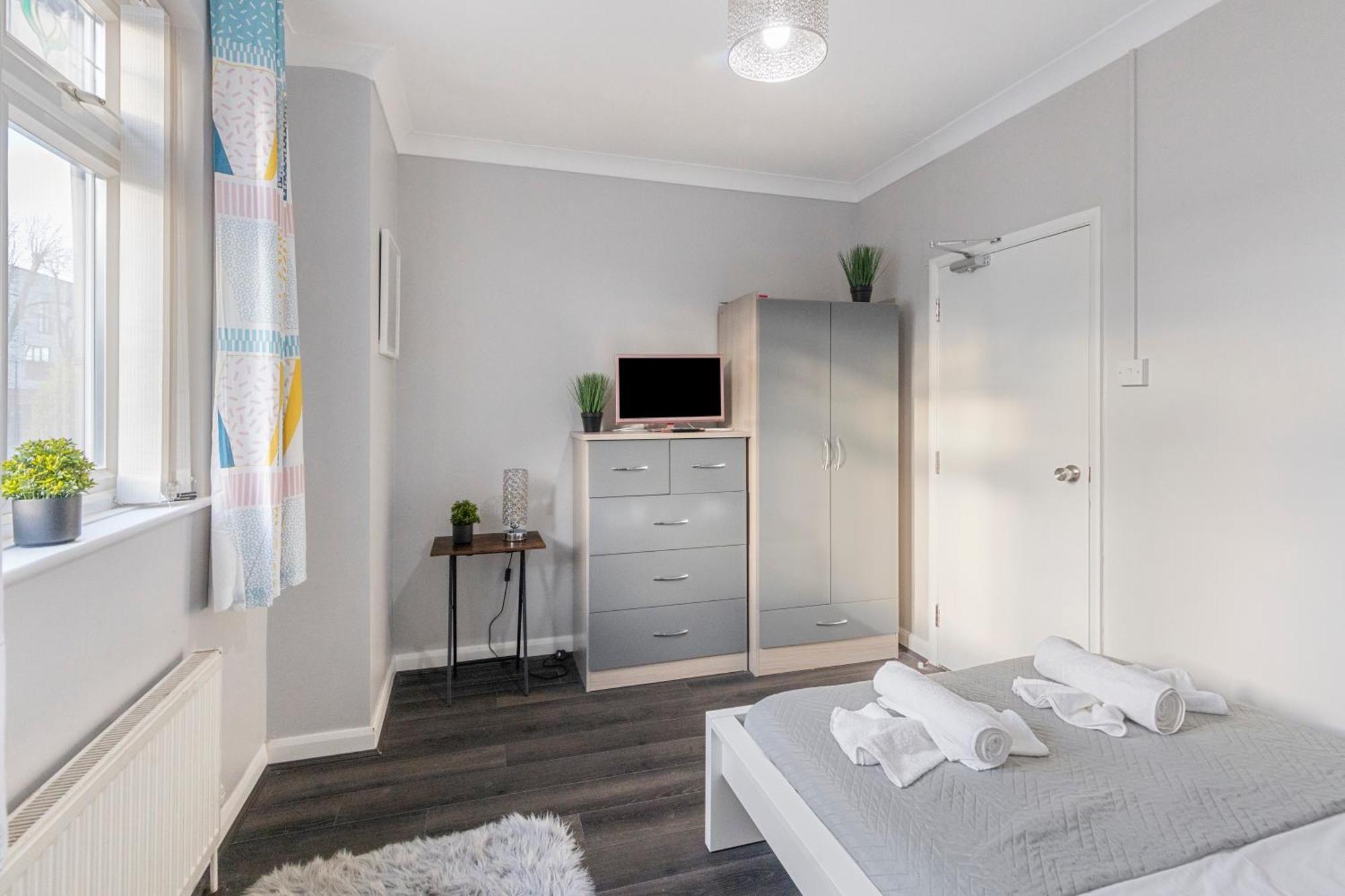 Chrystal Palace With Free Parking Lambeth *