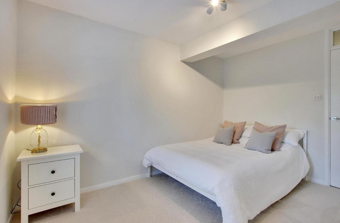 Chic 2-bed Apartment, Free Wi-fi And Parking Apartment *
