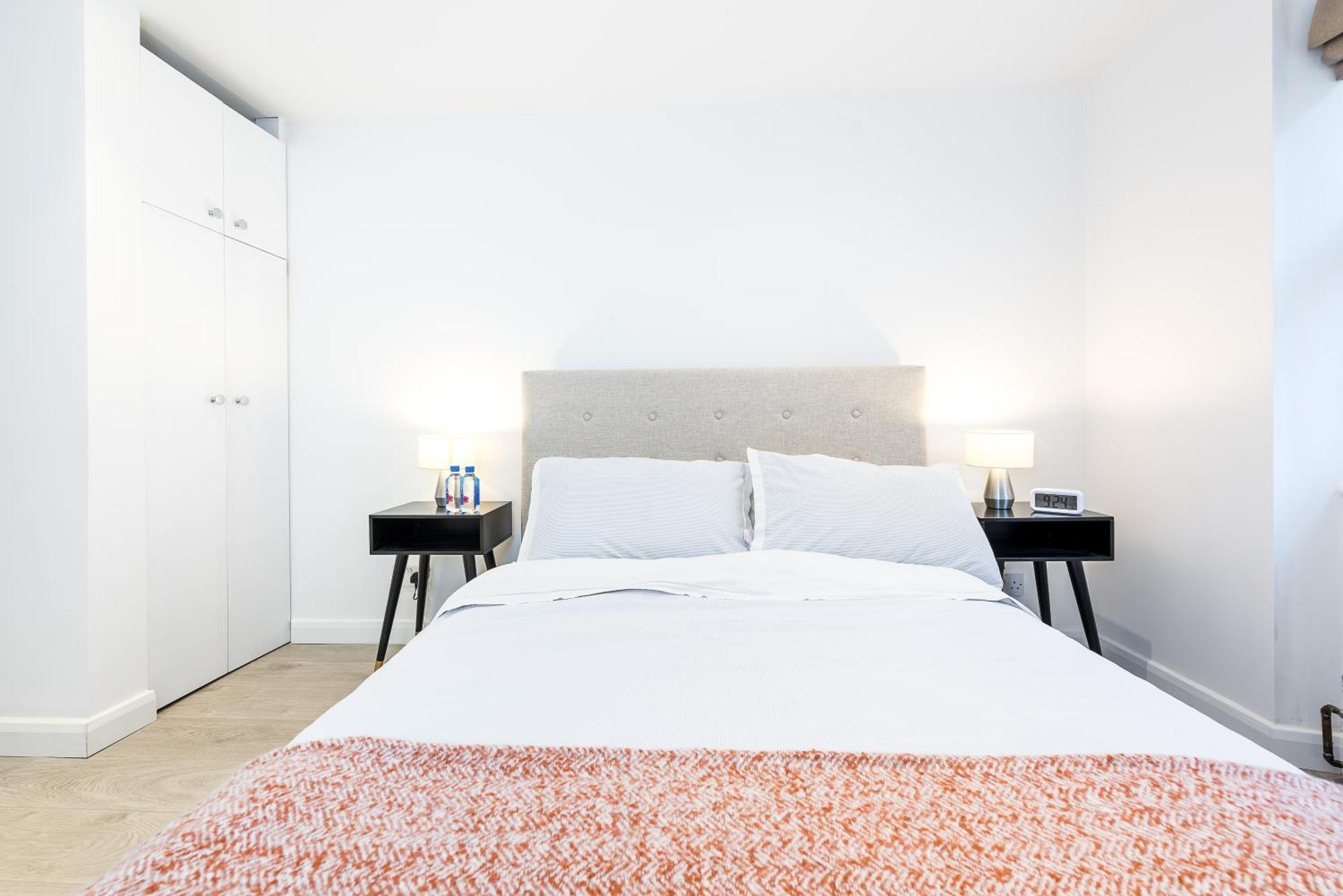 Casa Italia Near Kings Road In Chelsea With Wifi & Washing Machine London