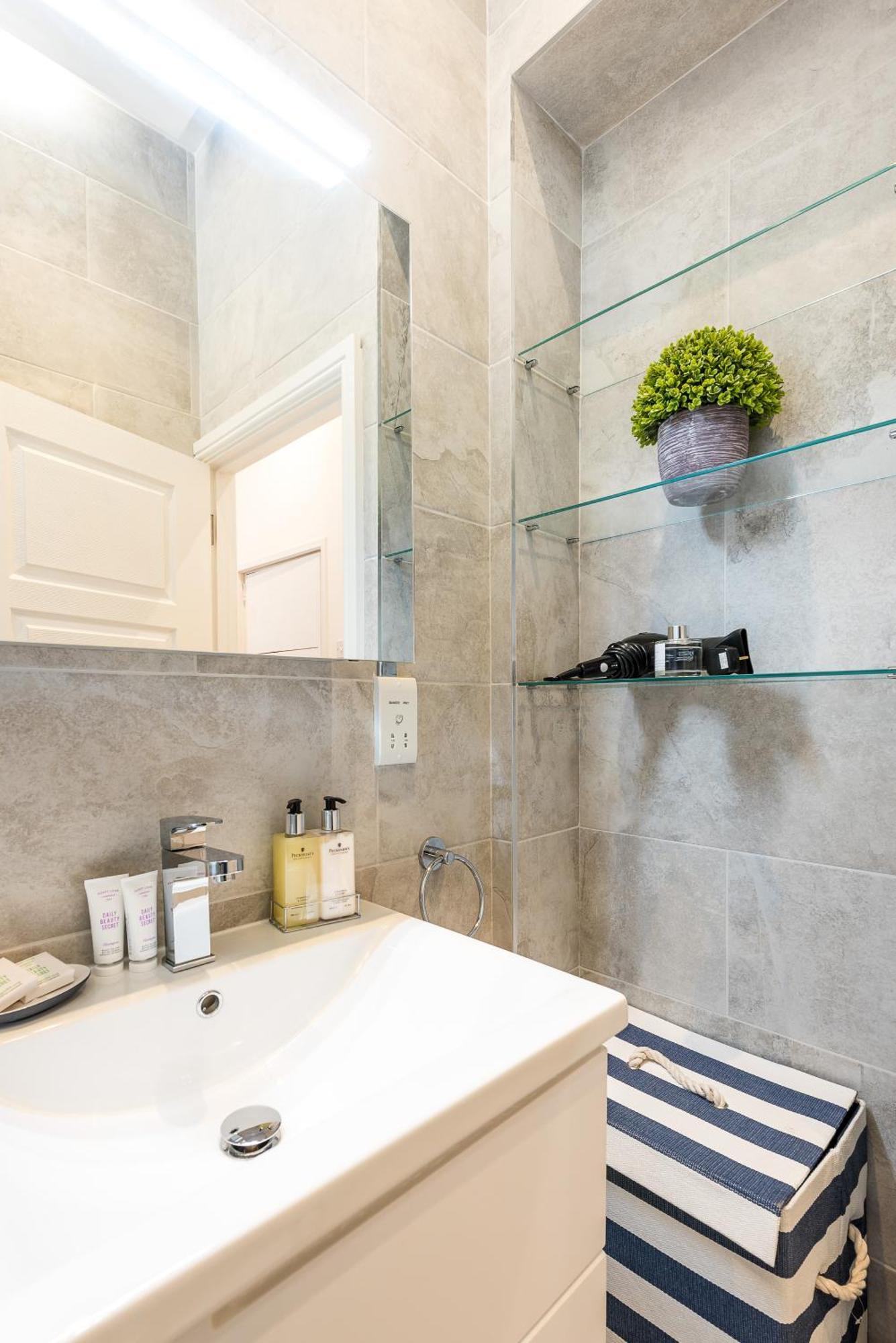 Casa Italia Near Kings Road In Chelsea With Wifi & Washing Machine Apartment *