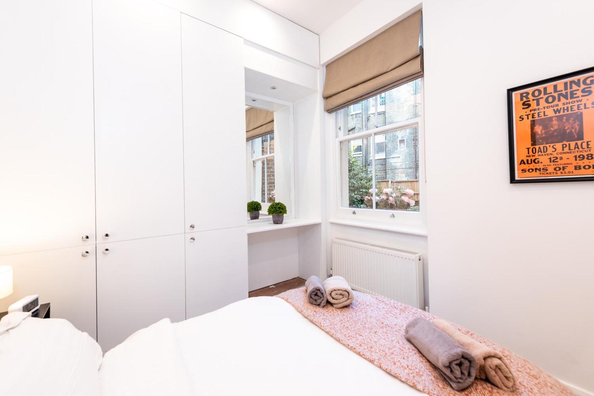 Casa Italia Near Kings Road In Chelsea With Wifi & Washing Machine Apartment London
