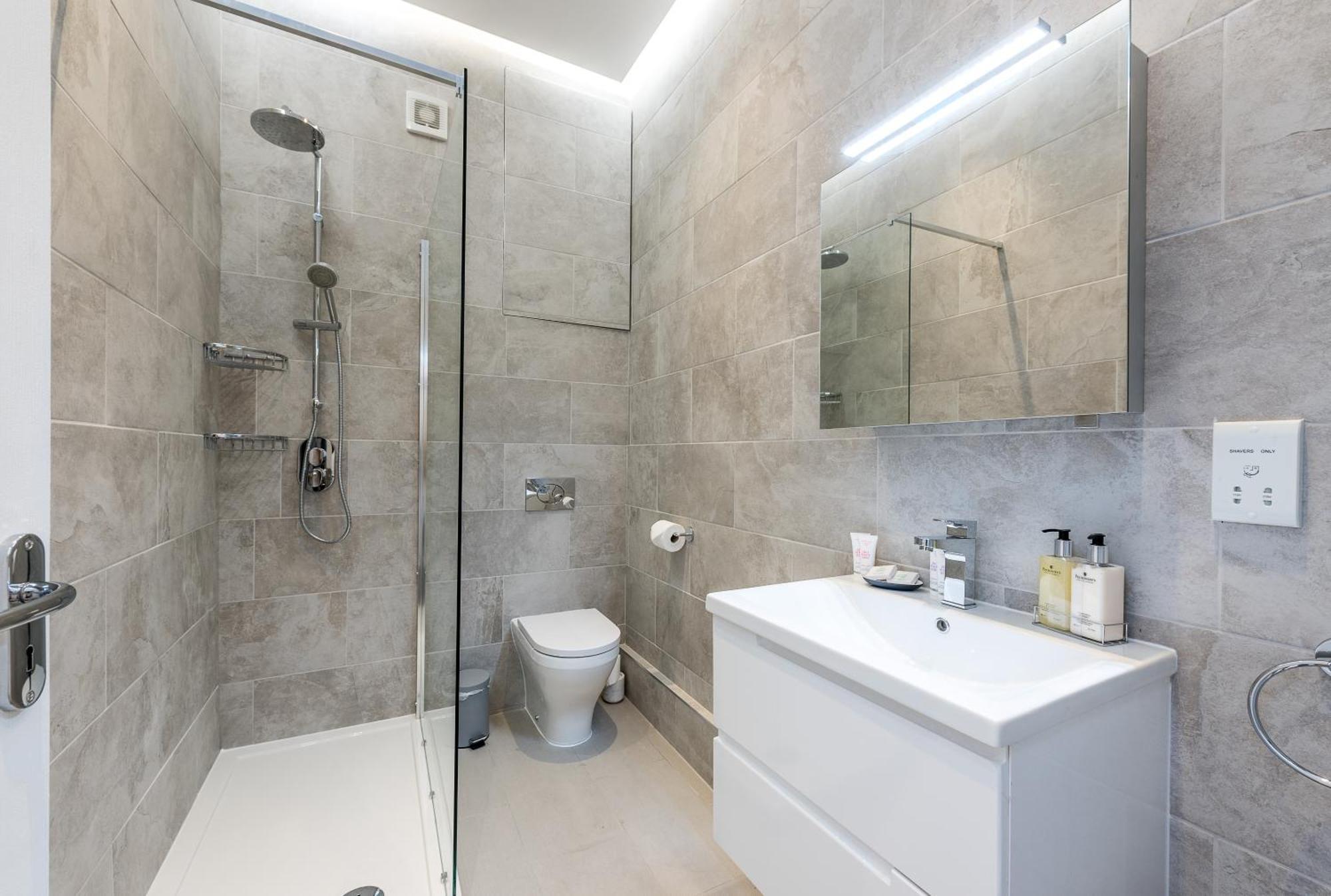 Casa Italia Near Kings Road In Chelsea With Wifi & Washing Machine *