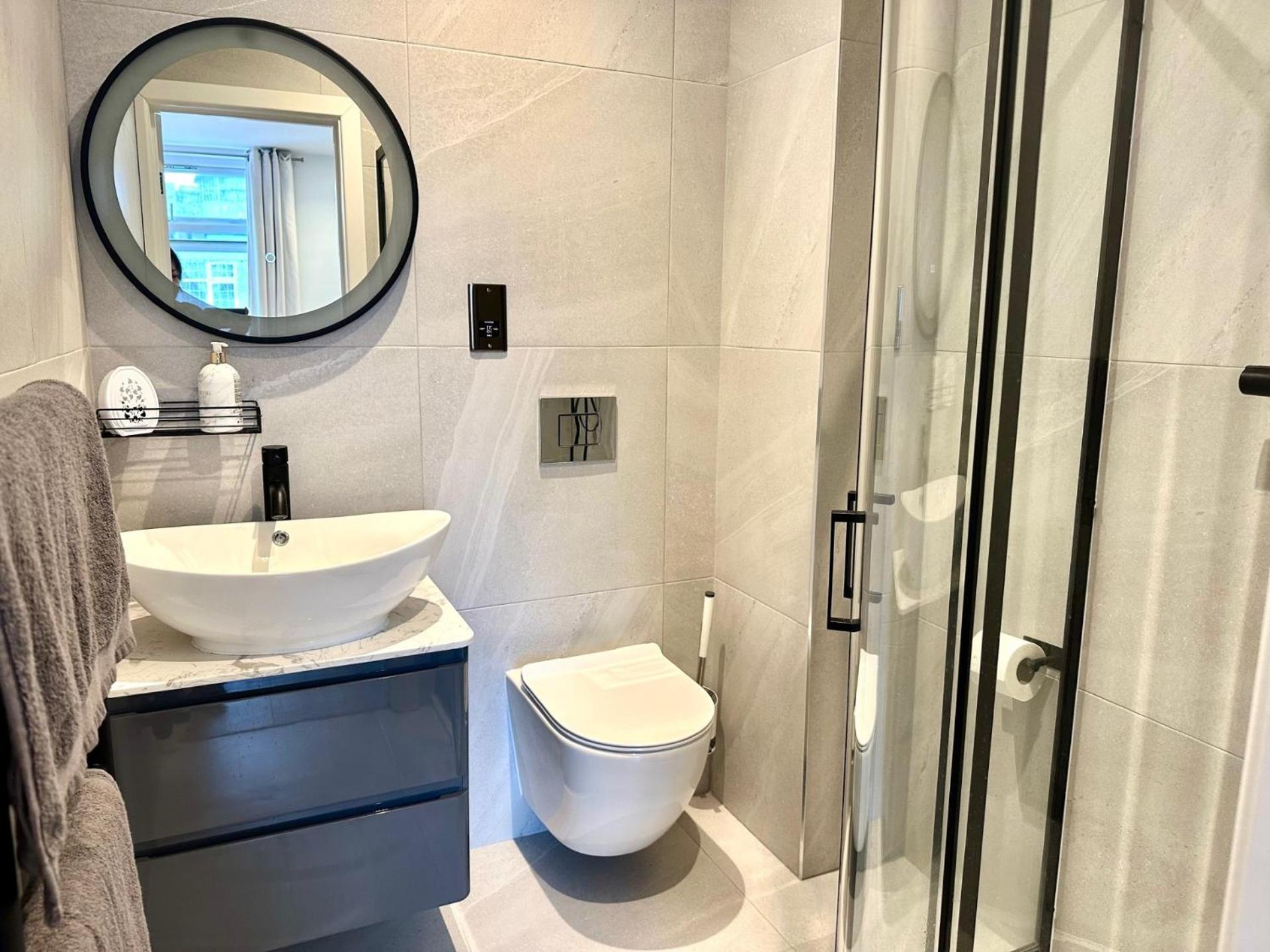 Spacious En-suite Private Bath And Kitchen Studio Flat Canary Wharf No 3 Londres