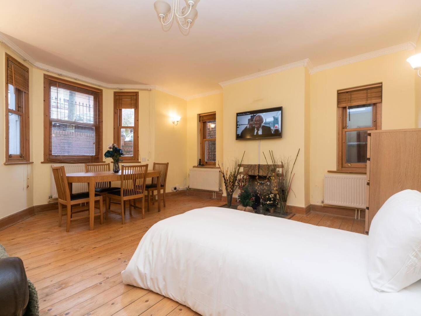 Garden Flat With A Heath Views & Skyline Apartment London