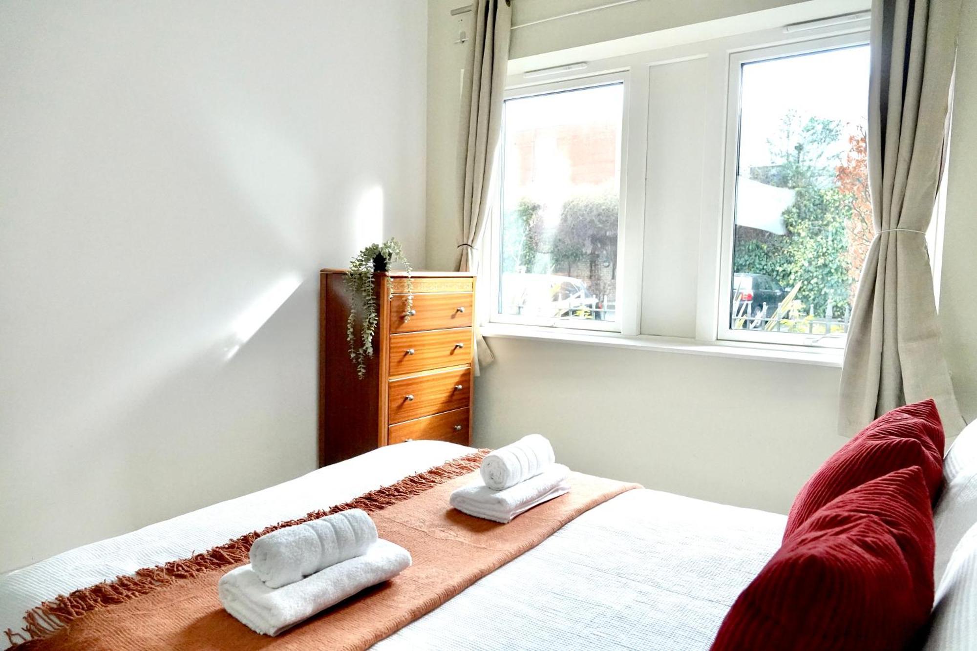Luxury, Spacious 2 Bed Flat In Apartment *
