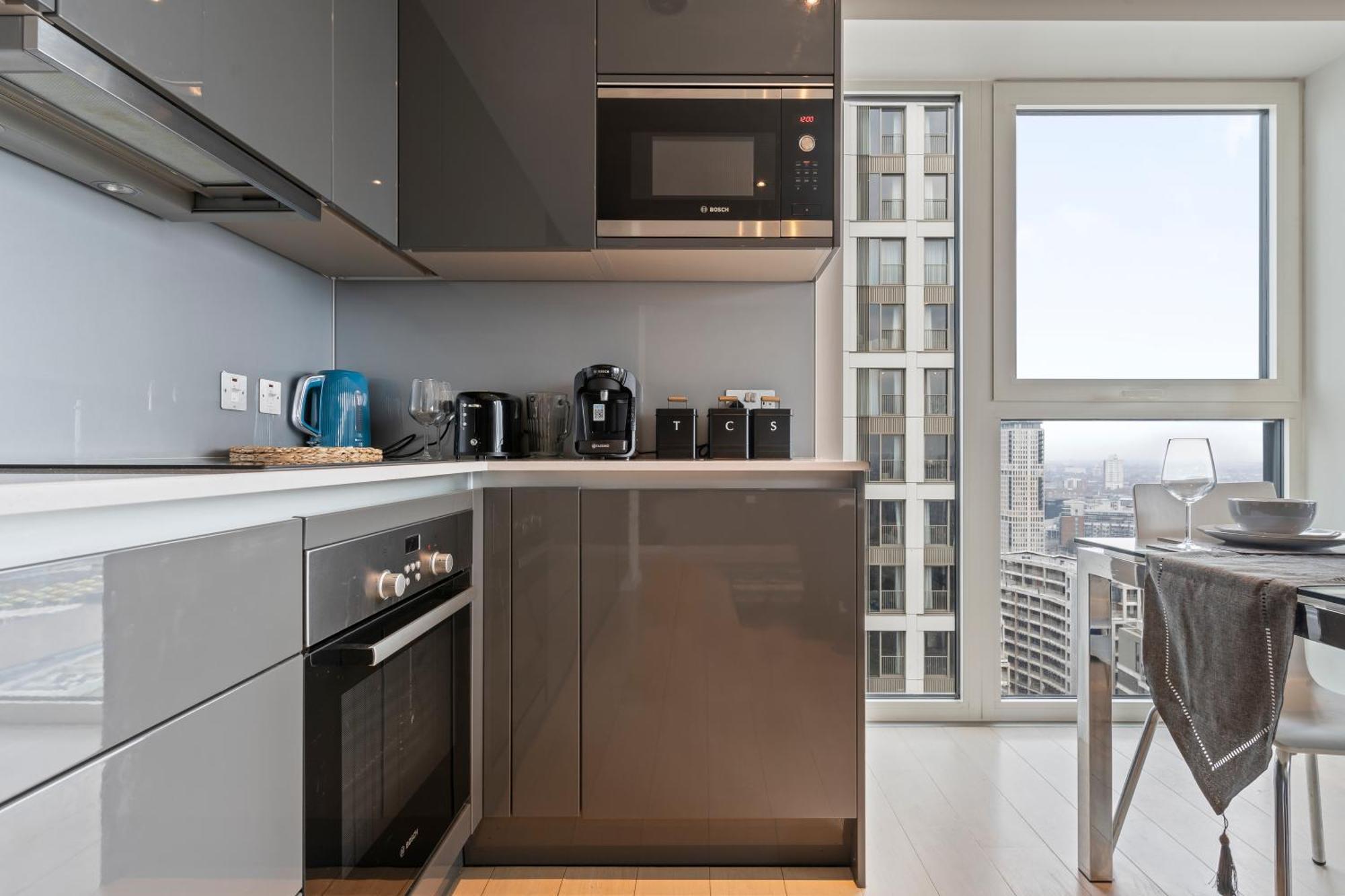 Elegant 2br Flat On 20th Floor Near Many Attractions Londres