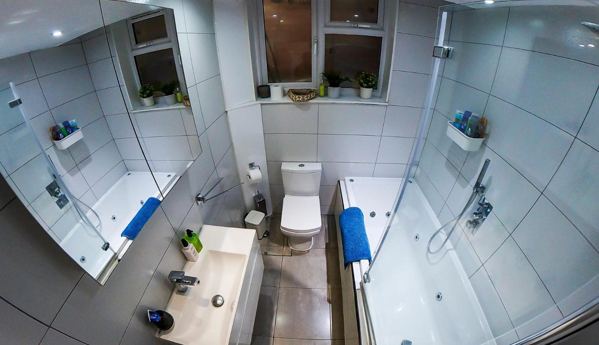 Ensuite With Jacuzzi Homestay London