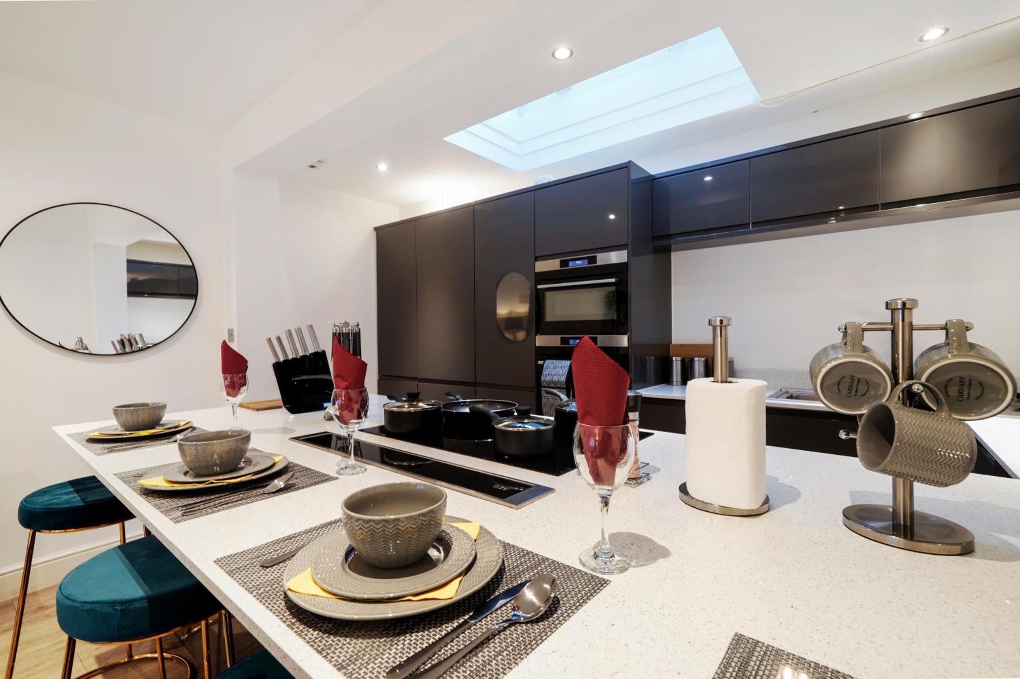 Charming 2 Bed House - Roof Terrace & Parking *