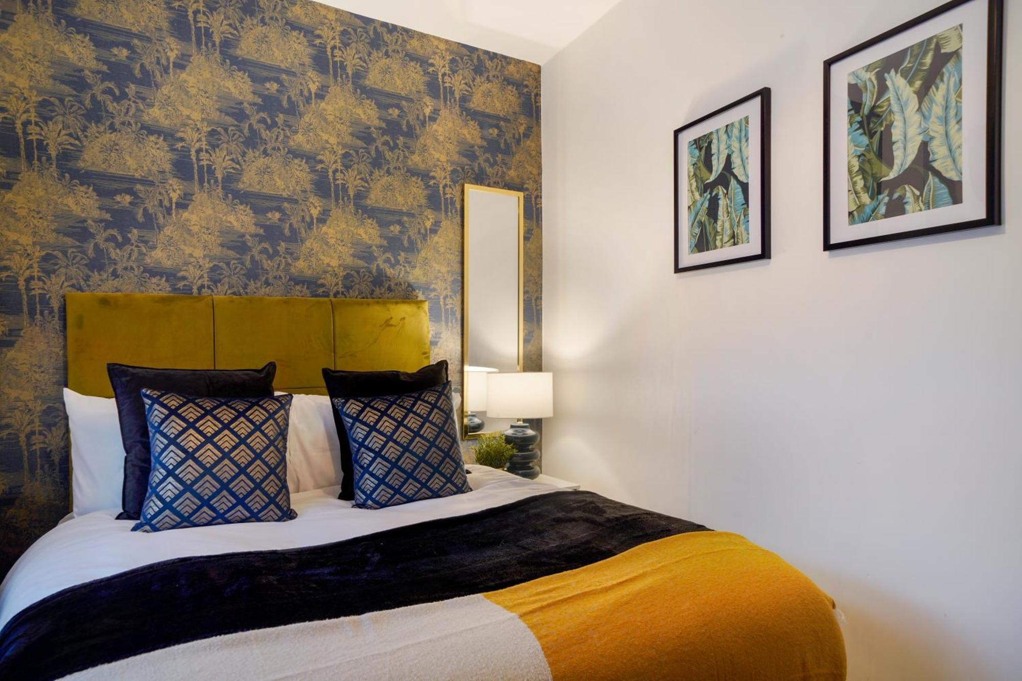 Charming 2 Bed House - Roof Terrace & Parking *