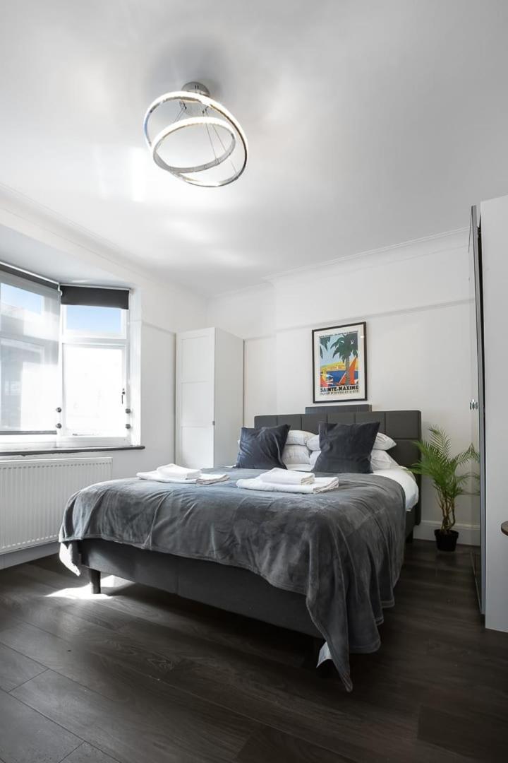 Modern 2 Bed In Prime Camden Sleeps 6 * London