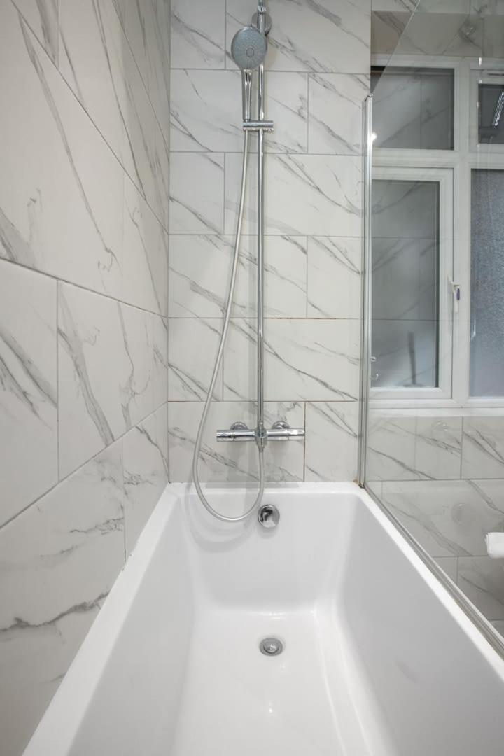 Modern 2 Bed In Prime Camden Sleeps 6 Apartamento Londres