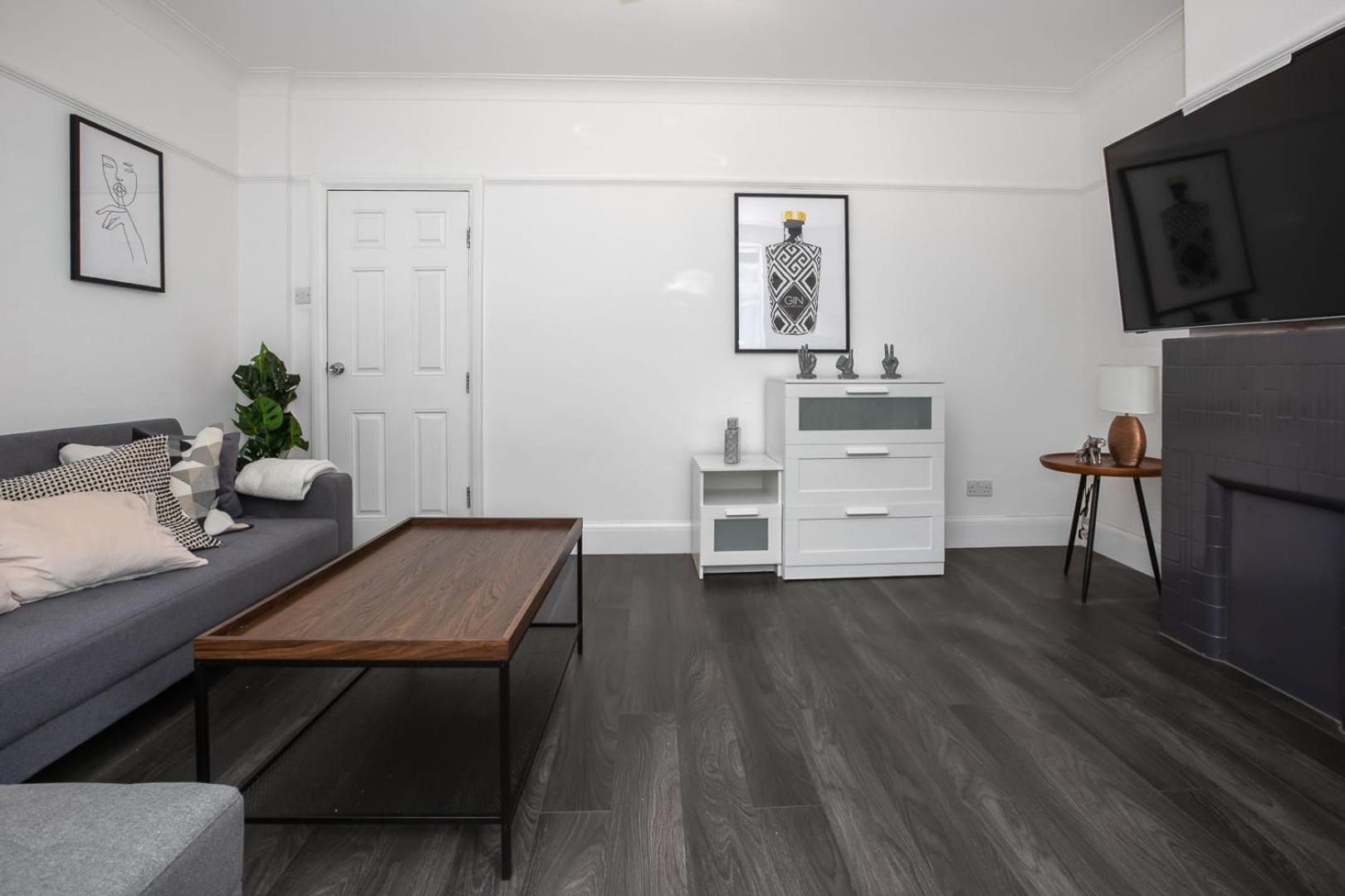 Modern 2 Bed In Prime Camden Sleeps 6
