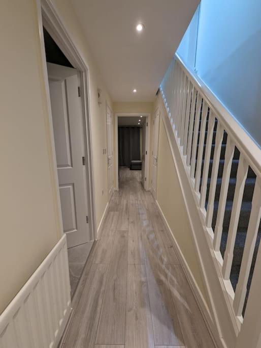 Newly Launched Two Bedroom House By Den Short Lets & Serviced With Garden Londres