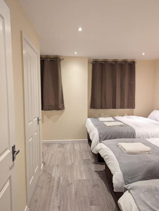 Casa de férias Newly Launched Two Bedroom House By Den Short Lets & Serviced With Garden
