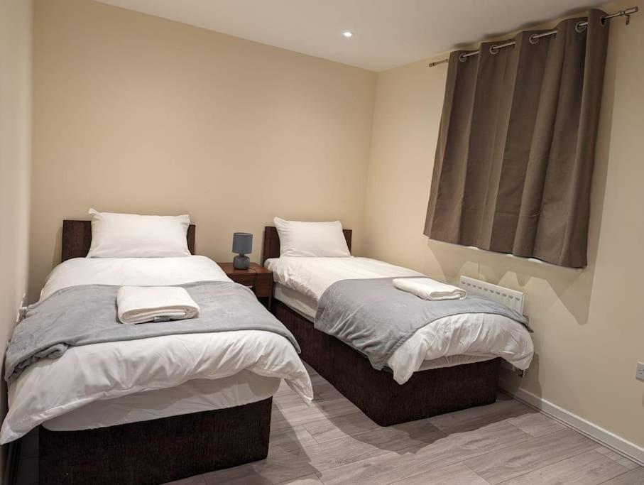 Hébergement de vacances Newly Launched Two Bedroom House By Den Short Lets & Serviced With Garden *