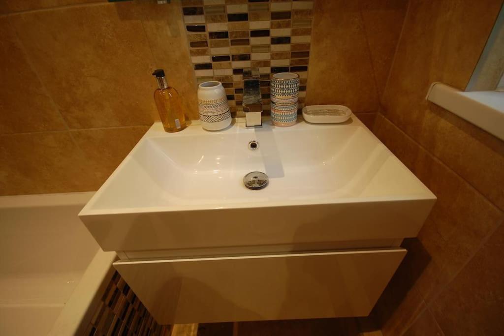 Clifton - Luxury 1 Bed Flat - 1 Min Walk To Tube London