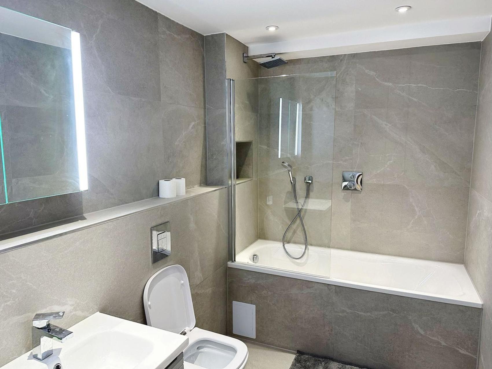 Luxury Modern Flat Near Center *