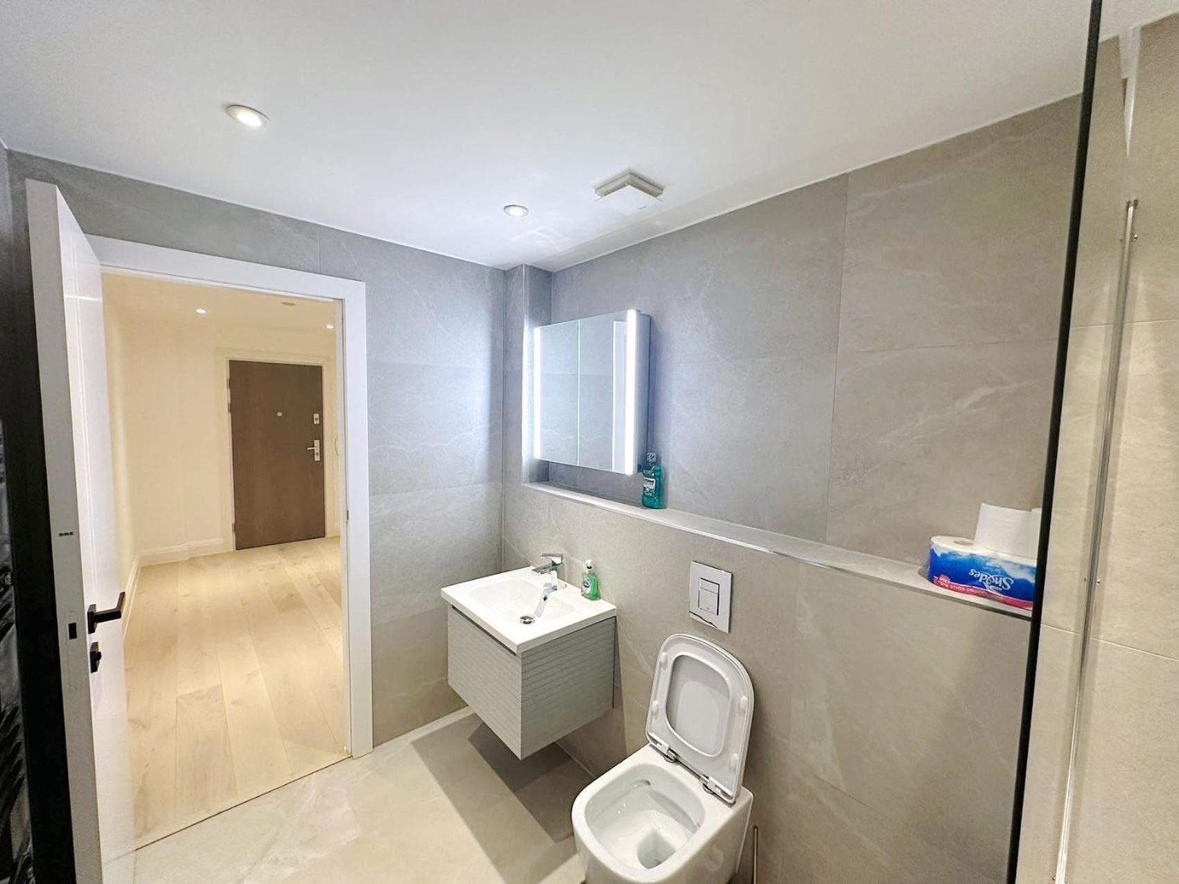 Luxury Modern Flat Near Center *