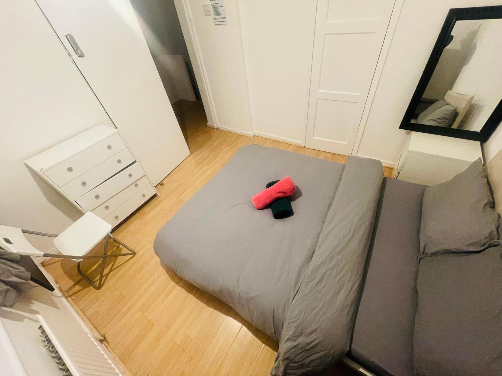 Double Near Canary Wharf 28 * Londres