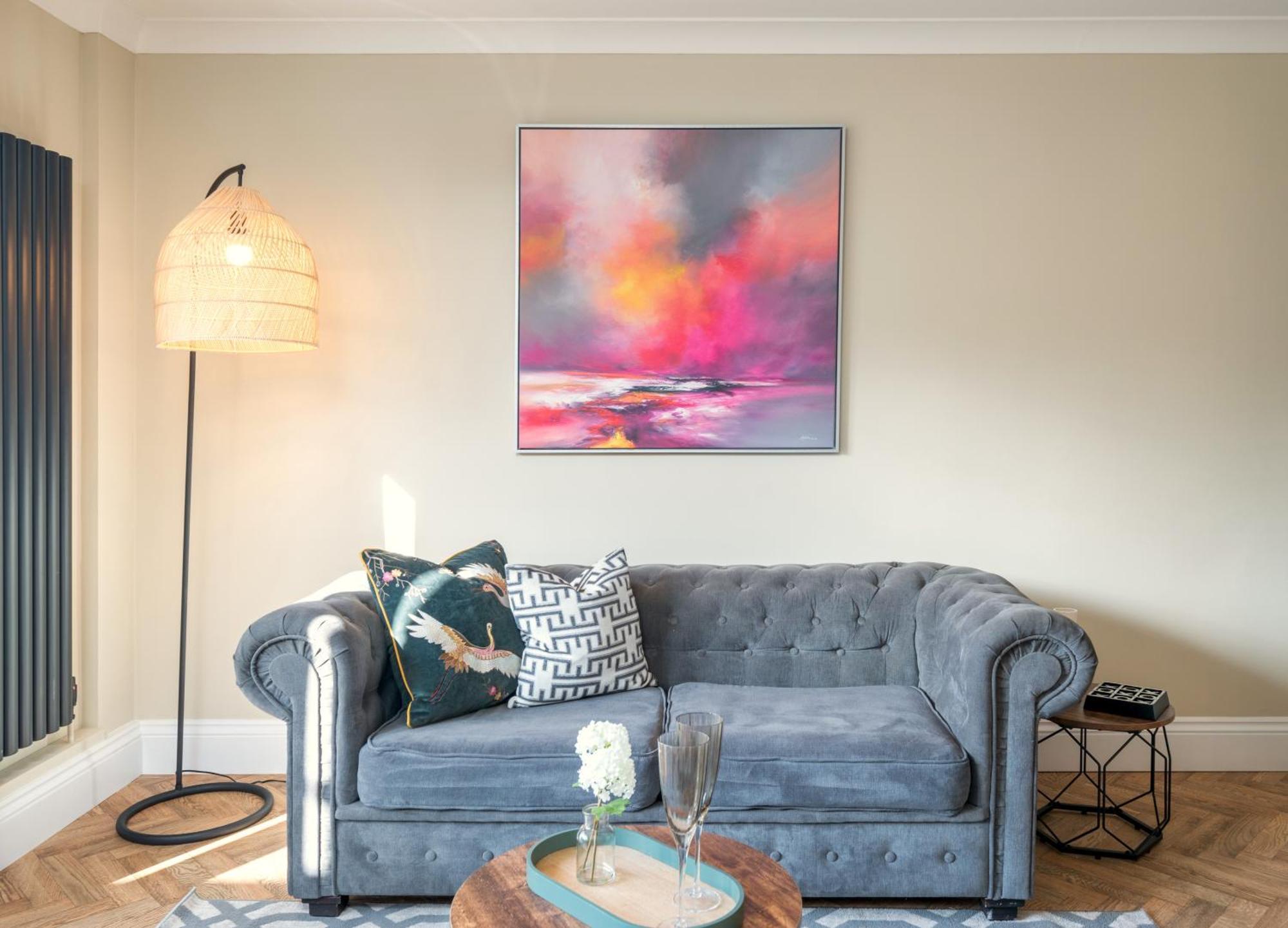 5 Star - Stylish 2 Bed In -excel, Airport Holiday home *