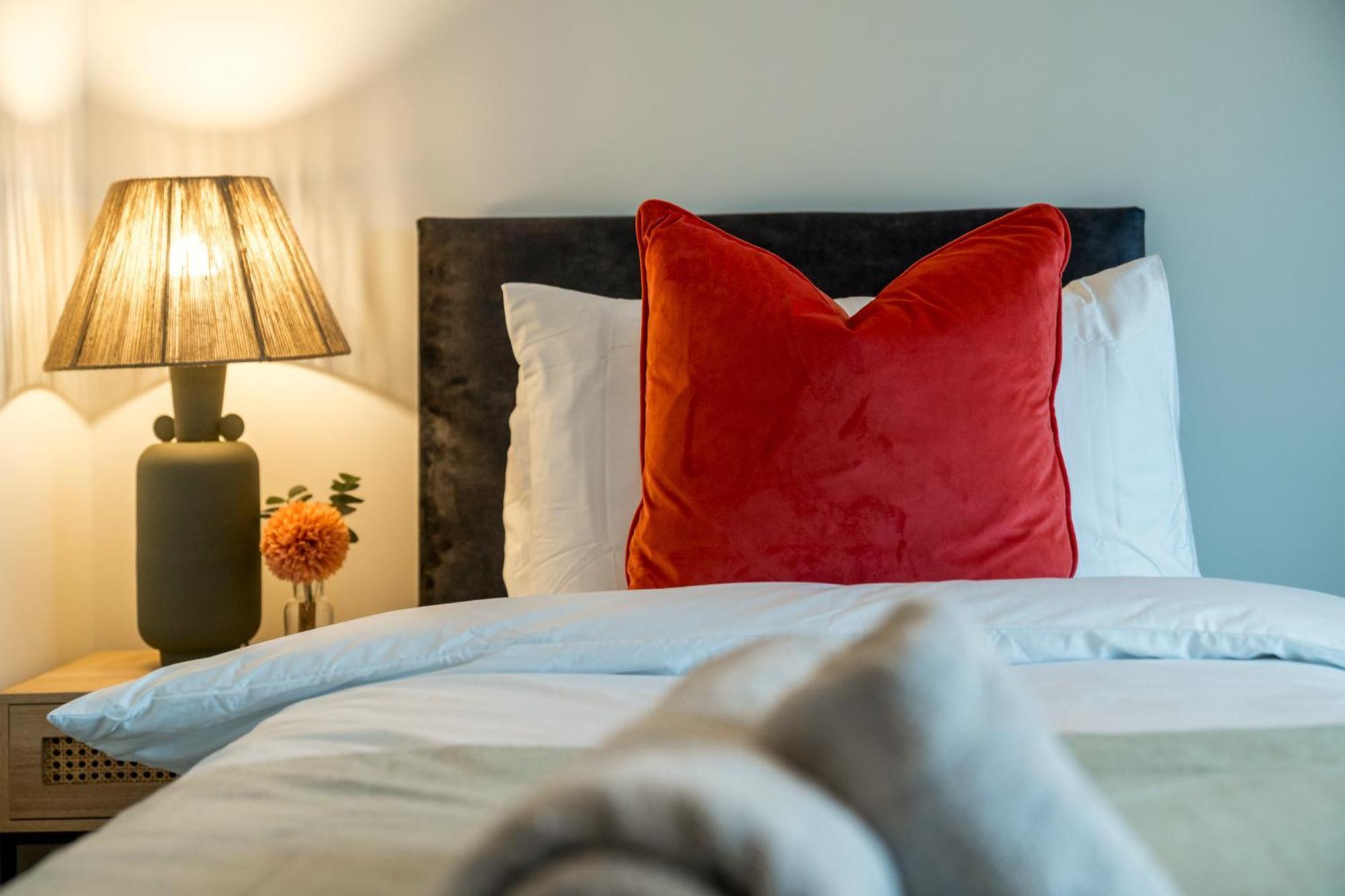 5 Star - Stylish 2 Bed In -excel, Airport Holiday home London